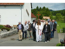 Bittprozession um den Kleinen Berg an Pfingstmontag (© Karl-Franz Thiede)
